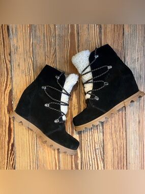 Like new Sorel black winter wedge boots size 8.5 women’s
